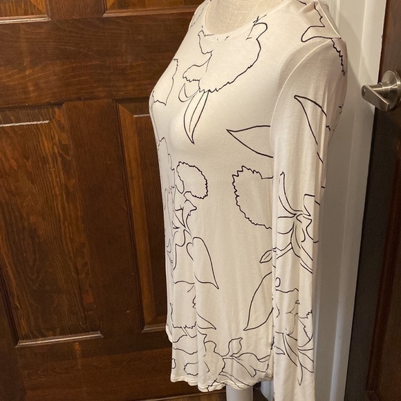 APT.9 black and white long sleeve floral tunic. Size small. - Picture 2 of 5